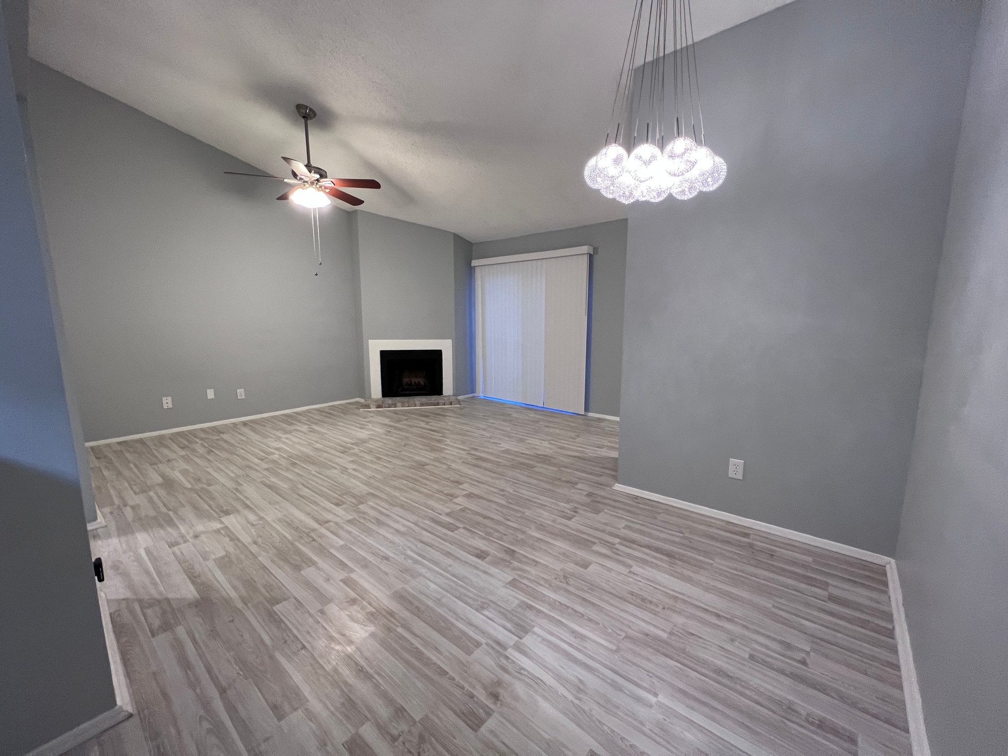 Building Photo - 7076 N Holiday Dr