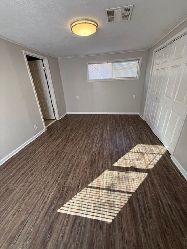 Building Photo - Simple & Comfortable 3 Bedroom Home in Iowa, LA with Large Yard!