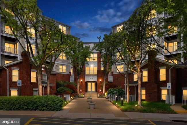 Building Photo - 1625 International Dr
