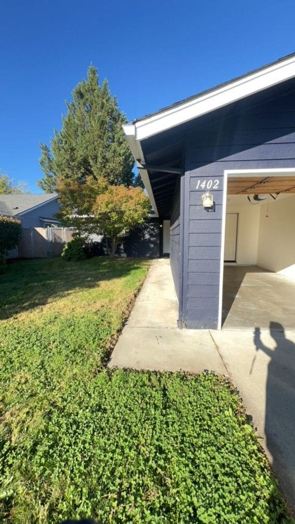 Building Photo - 1400-1402 SW Kokanee Ln