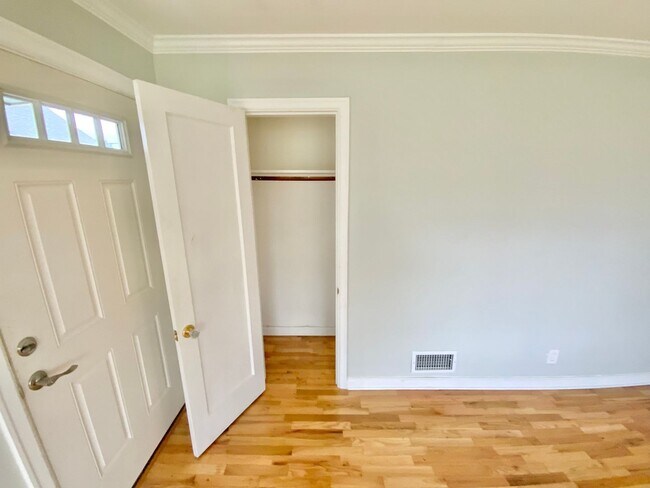 Building Photo - Beautiful Townhouse with Fenced Yard, Gara...