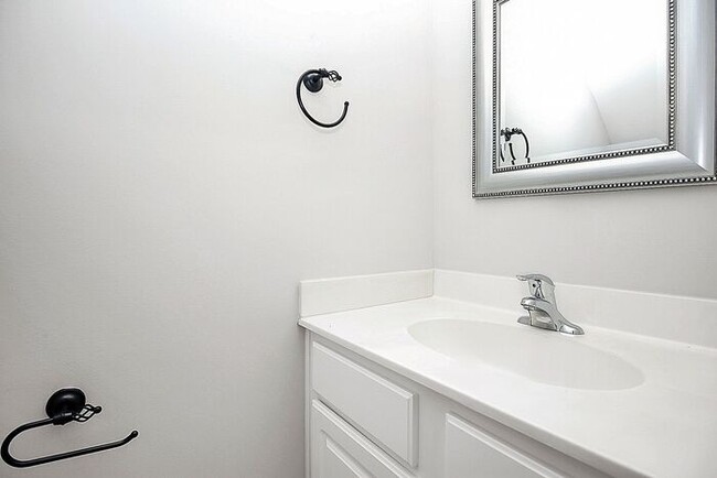 Building Photo - Beautifully Maintained 3BD/2.5BA 2 Story Townhome in Blakeney Preserve!