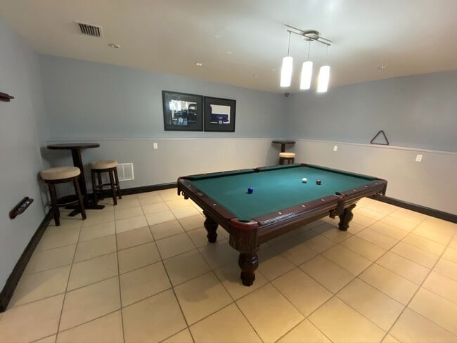 Building Photo - Updated 2/2 in the heart of Brandon