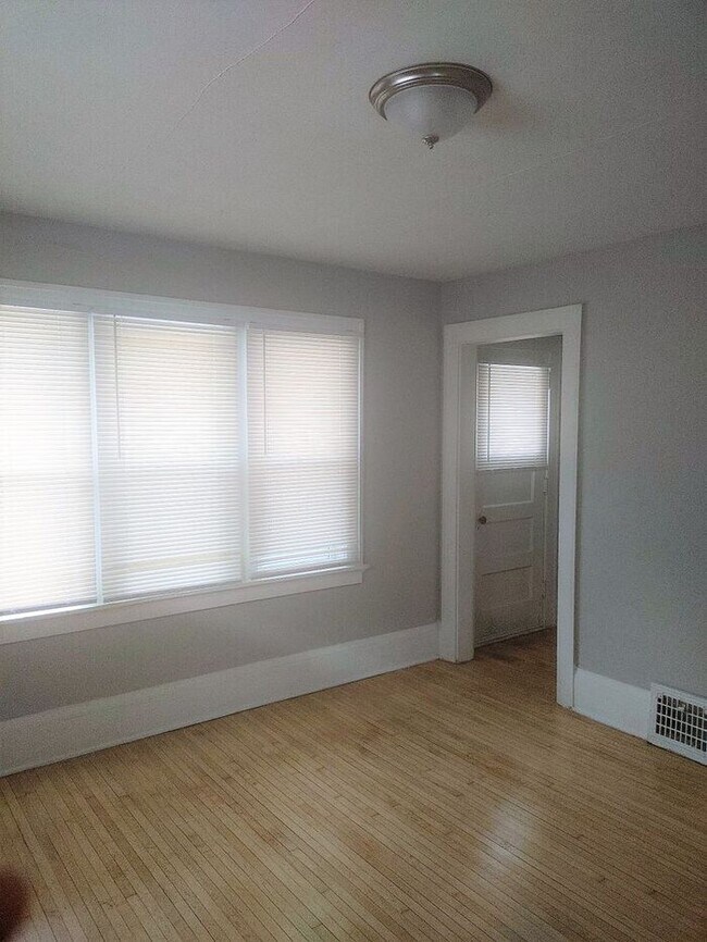 Building Photo - West Allis Upper Duplex