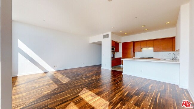 Building Photo - 900 W Olympic Blvd