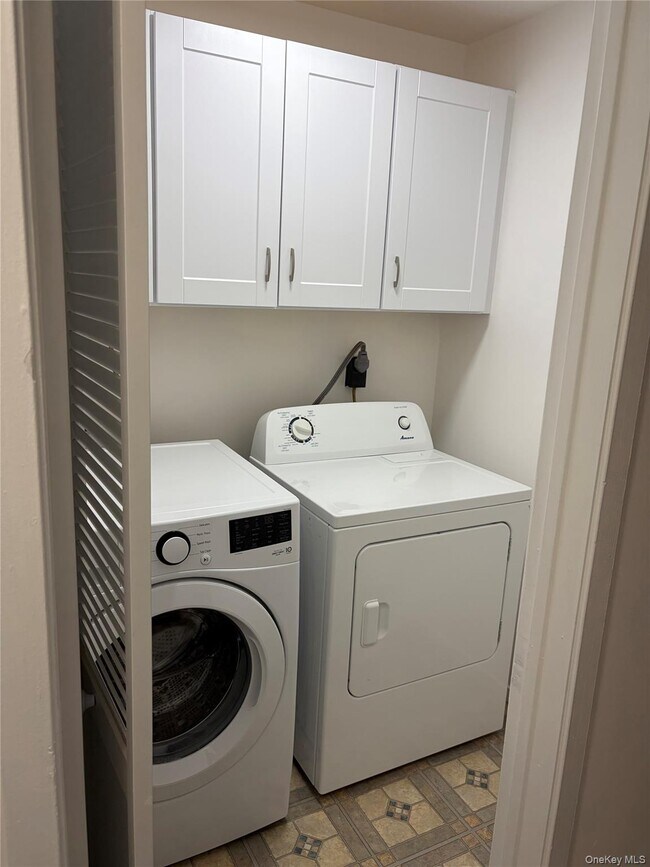 Building Photo - 1203 Village Dr