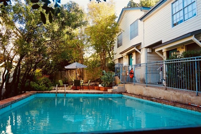 Building Photo - 3902 Peterson Ave