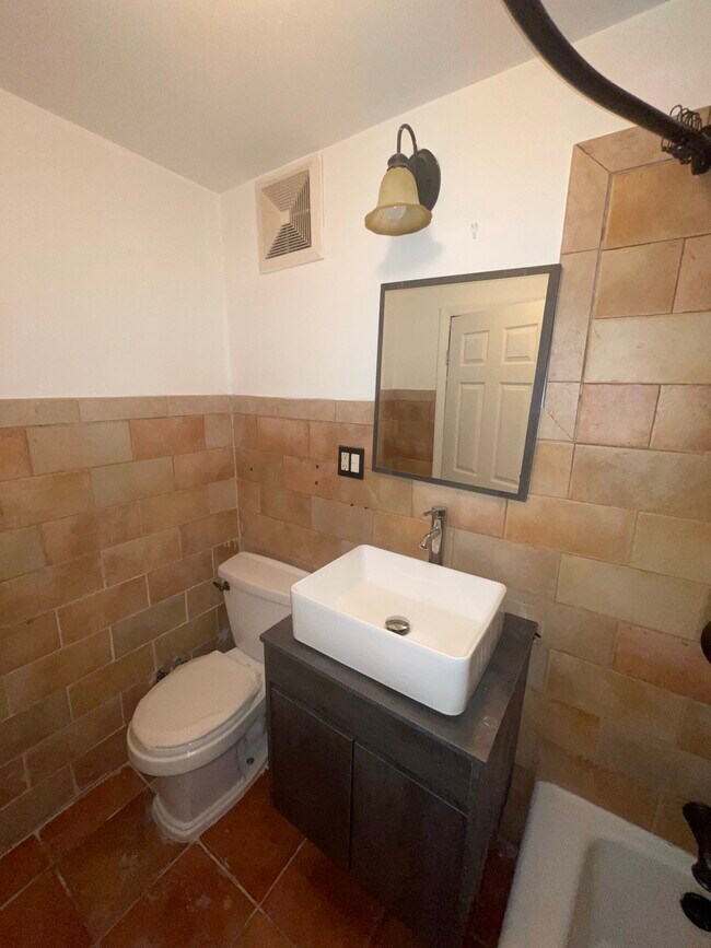 Building Photo - 2832 W 19th St