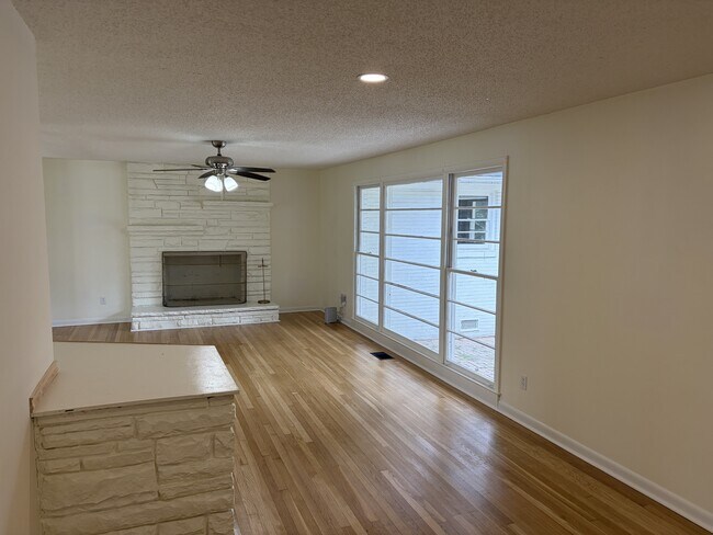 Building Photo - 8009 Whitesburg Dr