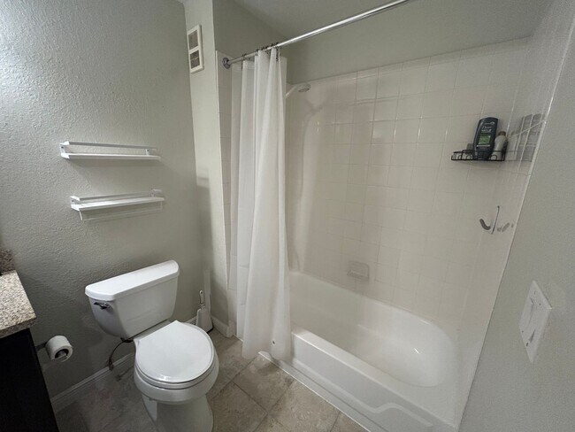 Building Photo - 2/2 Windsor Park Condo