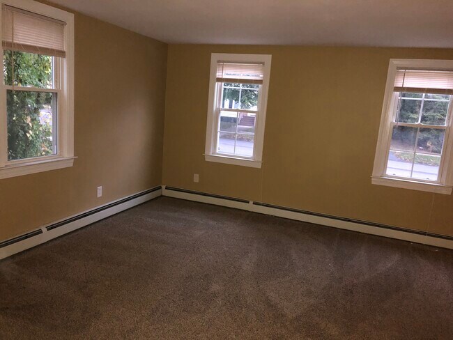 Primary Photo - 8 E Oneida St