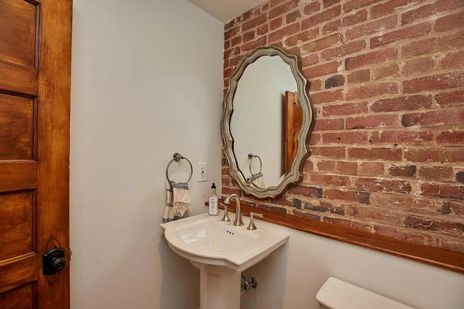 Building Photo - 3 level townhouse w 2br 2.5ba, parking spo...