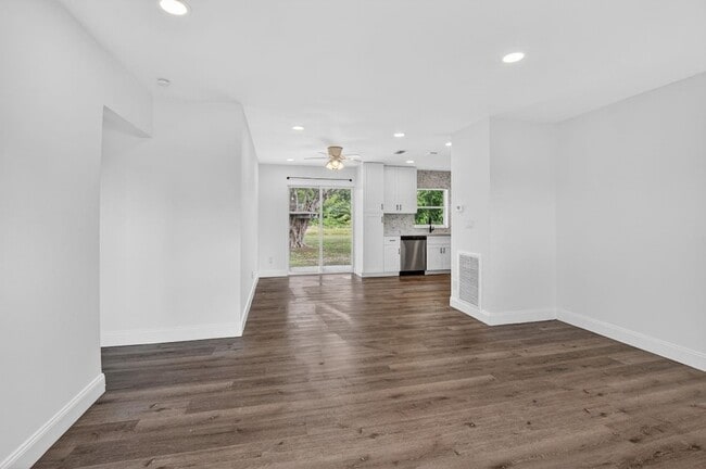 Building Photo - 291 NW 7th Ct