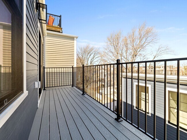 Building Photo - 4 Bed / 2 Bath in South Boston | In-Unit Laundry | 9/1