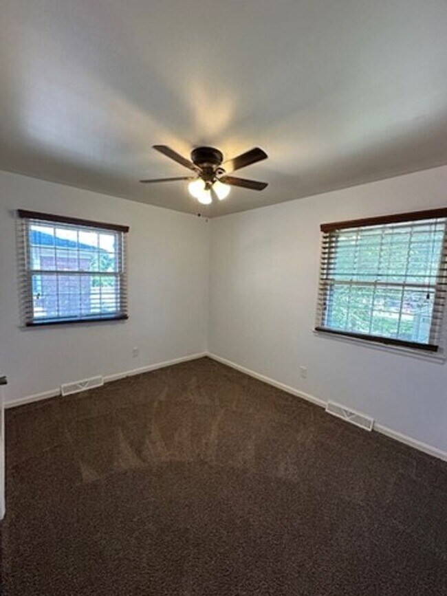 Building Photo - Attractive 3 BR House in Beaumont! Finishe...