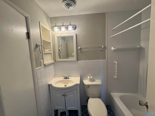 Building Photo - 10020 Strong Dr SE