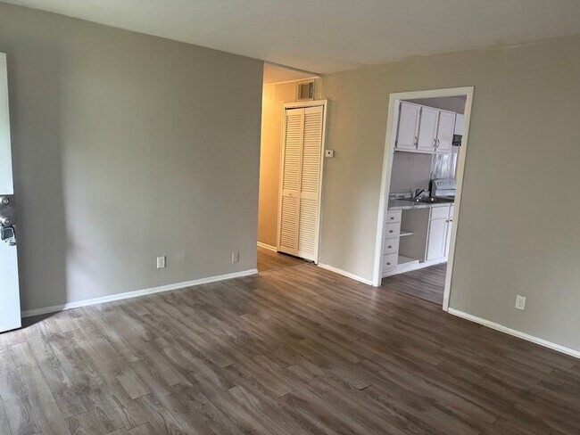 Building Photo - Beautiful Three Bedroom Single Family Home...