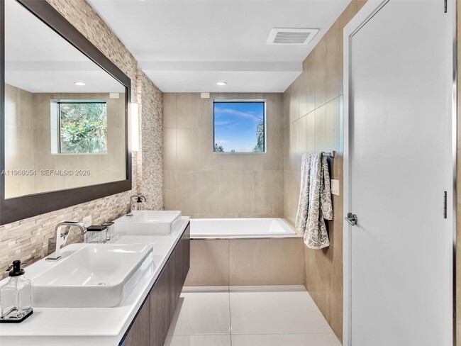 Building Photo - 3040 N Ocean Blvd