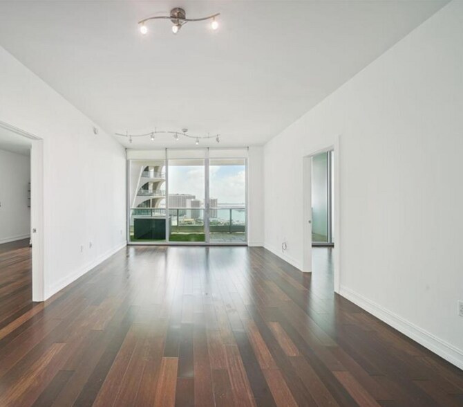 Building Photo - 900 Biscayne Blvd