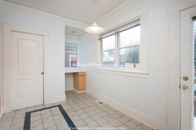 Building Photo - Classic Two Bedroom Bungalow In The Heart Of Sellwood!