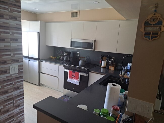 Building Photo - 1077 SE 6th Ave