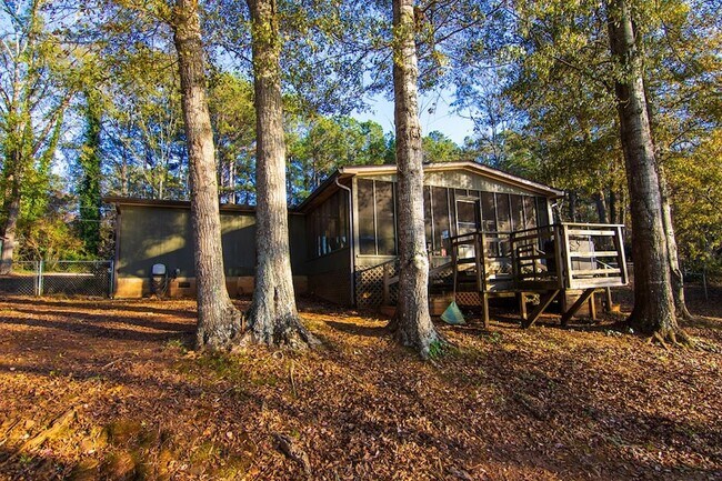 Building Photo - 1631 W Pine Lake Dr