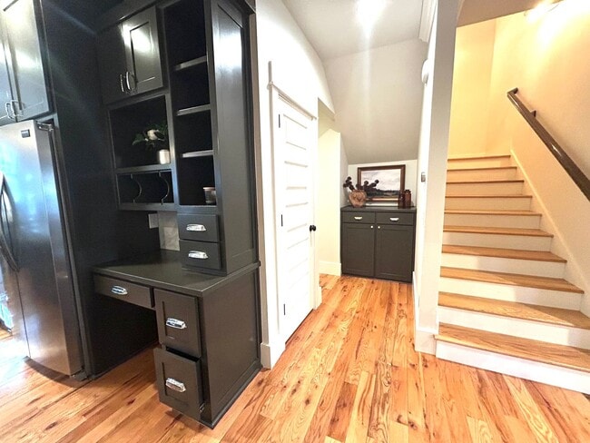 Building Photo - UNFURNISHED Beautiful Large Home Available Now on North Walnut in Fayetteville !!