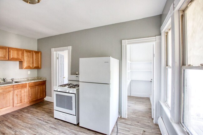 Building Photo - OVERSIZED 3 bedroom 1 bathroom Apartment
