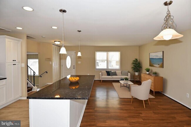 Building Photo - 1209 Marton St