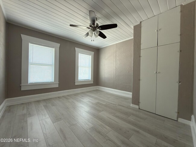 Building Photo - 630 2nd St S