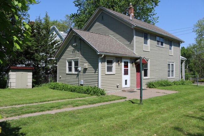 Building Photo - 1319 E 12th St