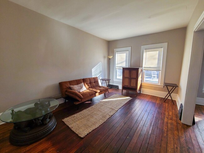 Building Photo - Renovated Private Home
