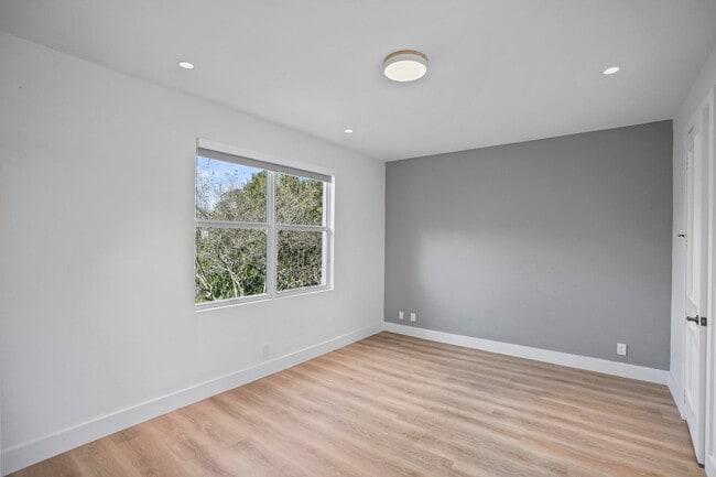 Building Photo - 3201 E Stonebrook Cir