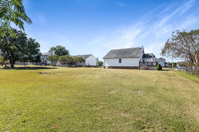 Building Photo - 4 Bedrooms/2 Bath Ranch Home!