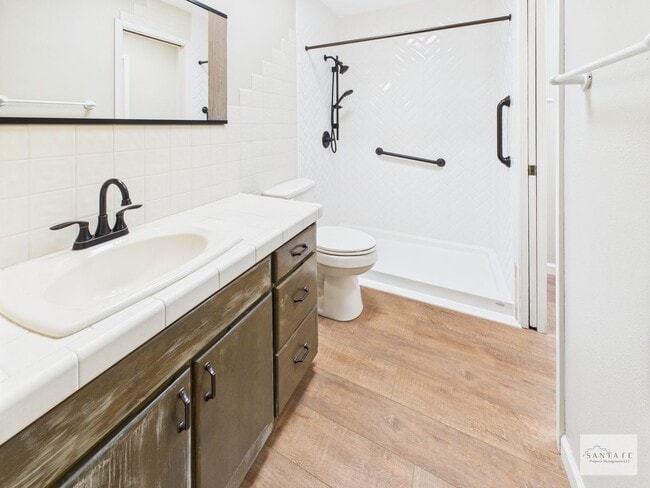 Building Photo - Two Bedroom Single Family Home Available Now!