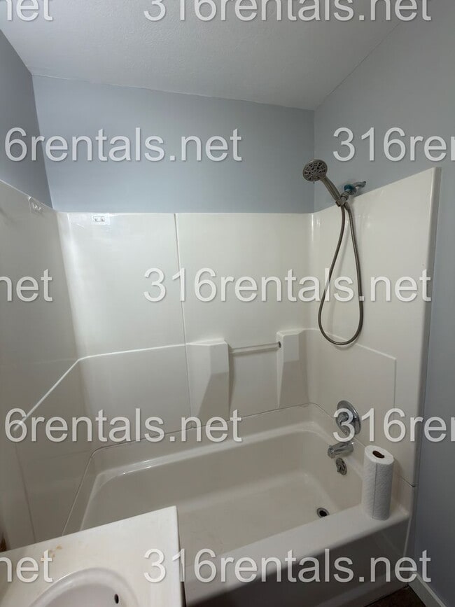 Building Photo - 231 E Larry St