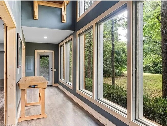 Building Photo - 4 bedroom house, Van Buren