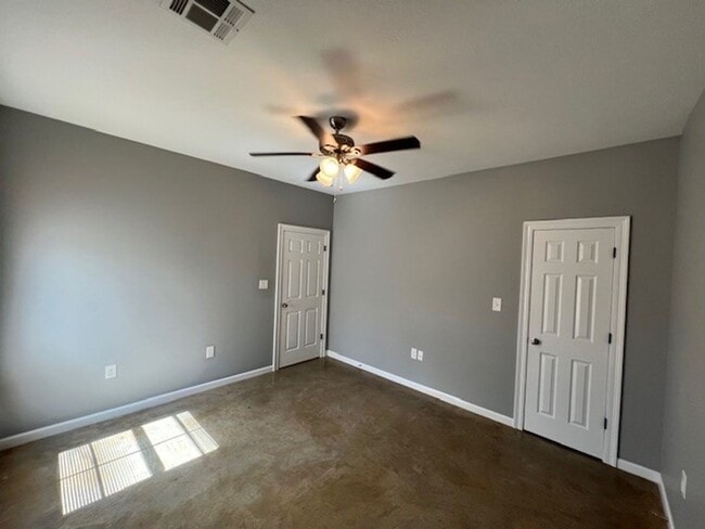 Building Photo - 2 Bedroom 1 Bath Apartment