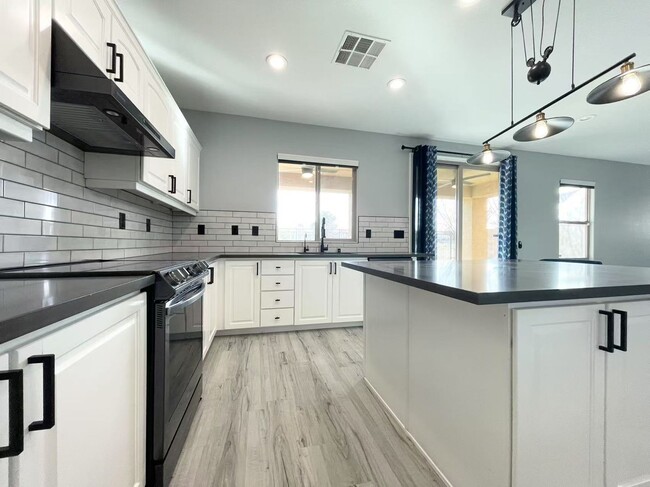 Building Photo - Welcome to a stunning 4-bedroom, 3-bath Home