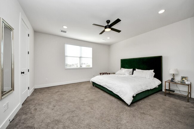 Building Photo - 3905 B Pinemont Dr