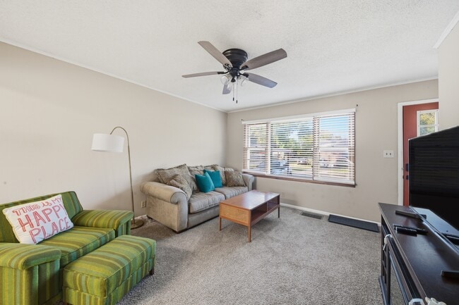 Building Photo - 702 E Karma Ave