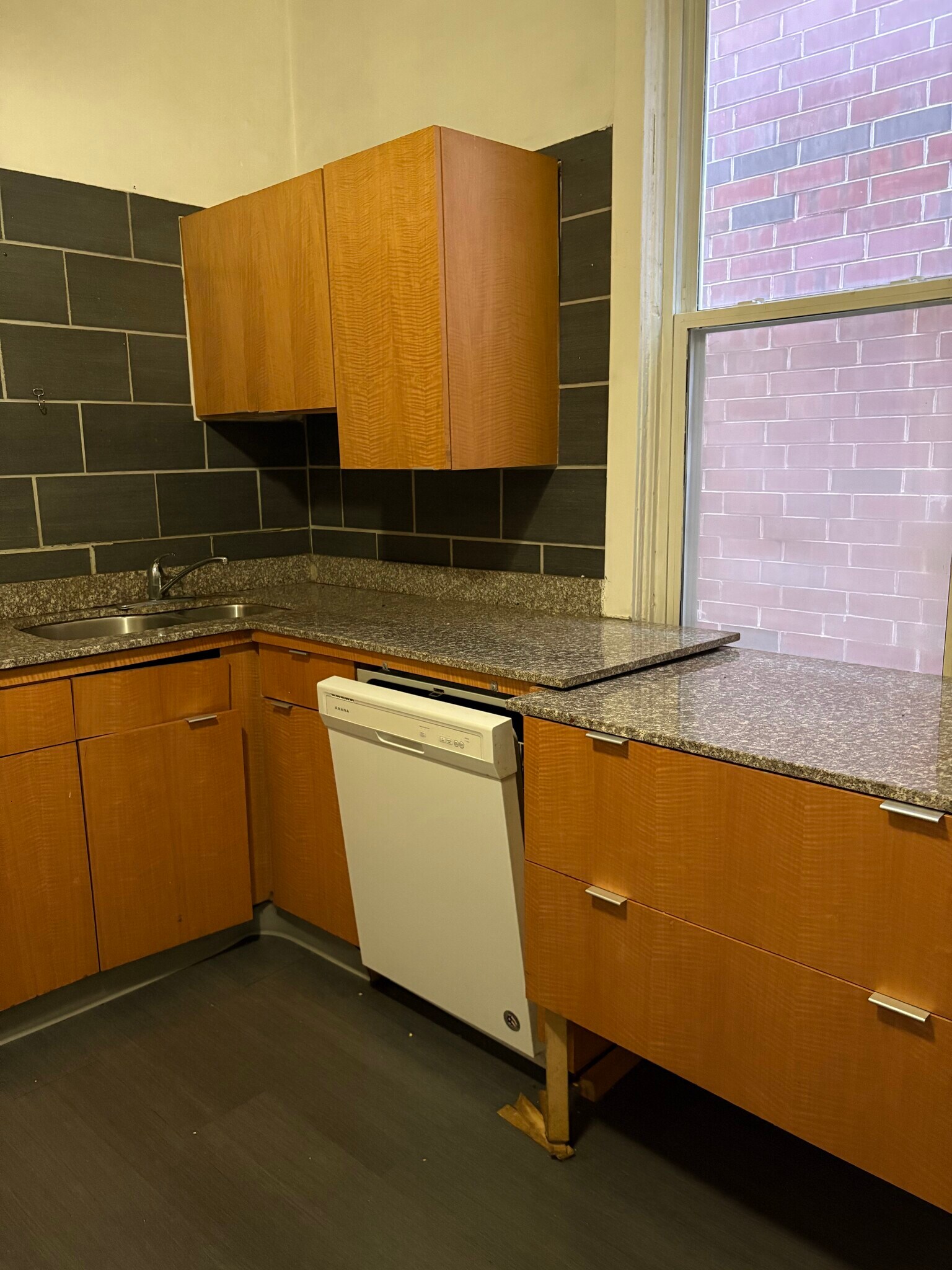 Kitchen, dishwasher - 1435 W Melrose St