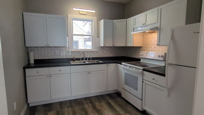 Building Photo - 3 Bedroom 1 bath home with lots of updates!