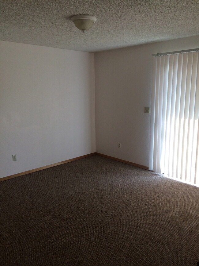 Building Photo - 4 Bedroom Home Under Radio Hill