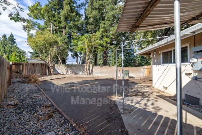 Building Photo - 7256 S Land Park Dr