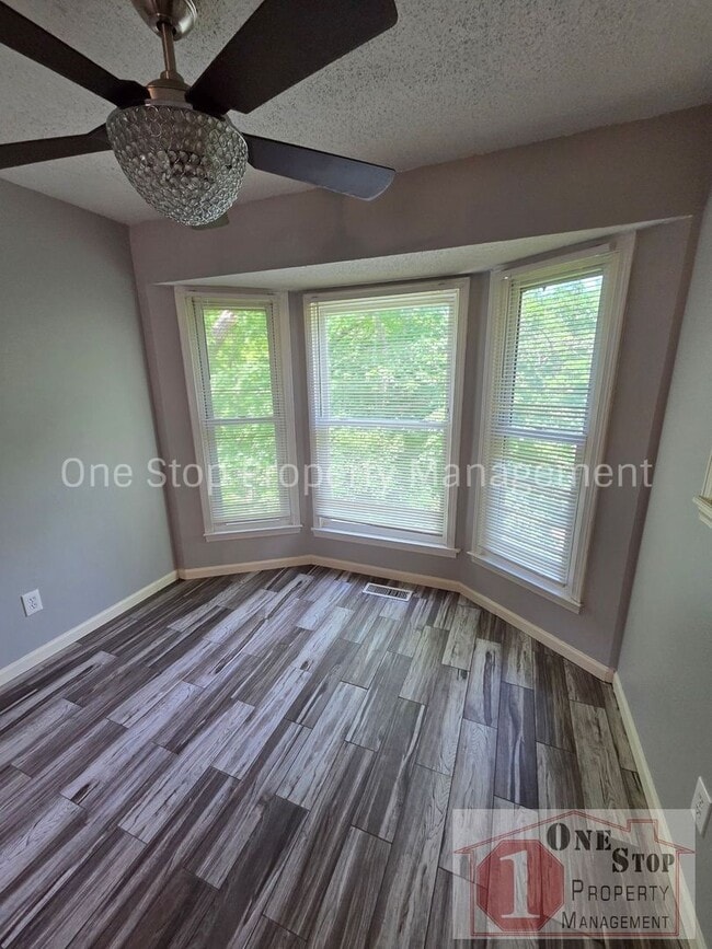 Building Photo - 4 Bedroom, 2.5 Bathroom Home in North Kansas City, Missouri