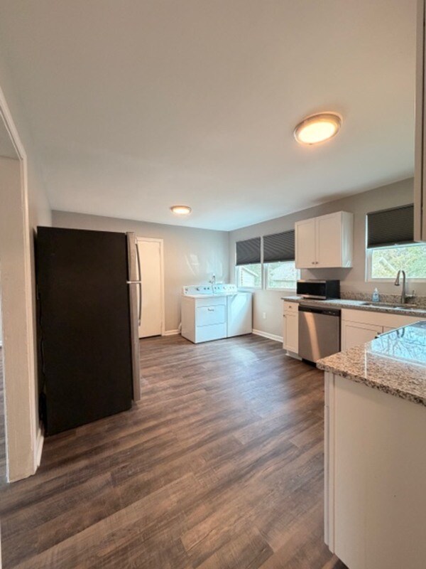 Building Photo - 5528 Cabot Ave