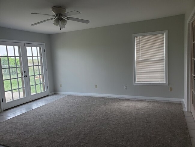Building Photo - 2301 N Parkwood Dr