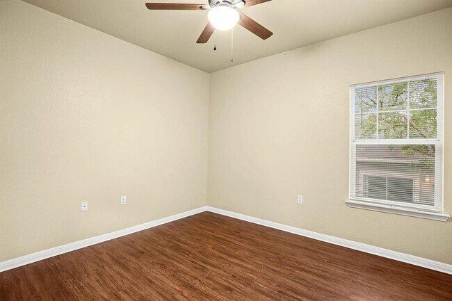 Building Photo - 1812 Maple Ave