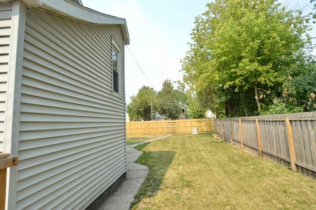 Building Photo - Updated 5 Bedroom House for Rent Near Downtown!